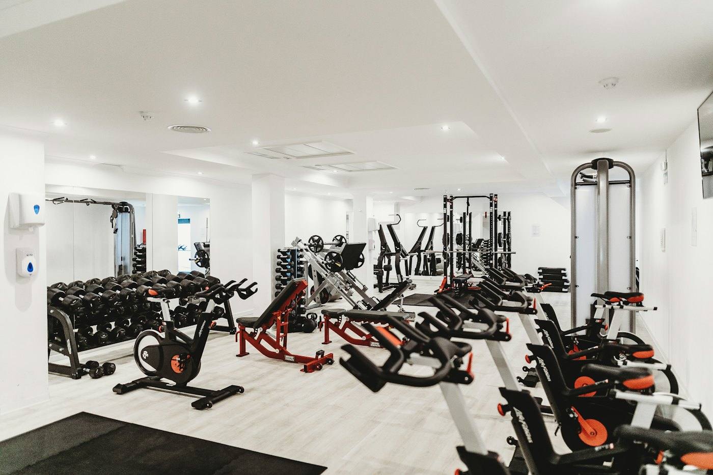 Zona de cardio con bicicletas y elípticas