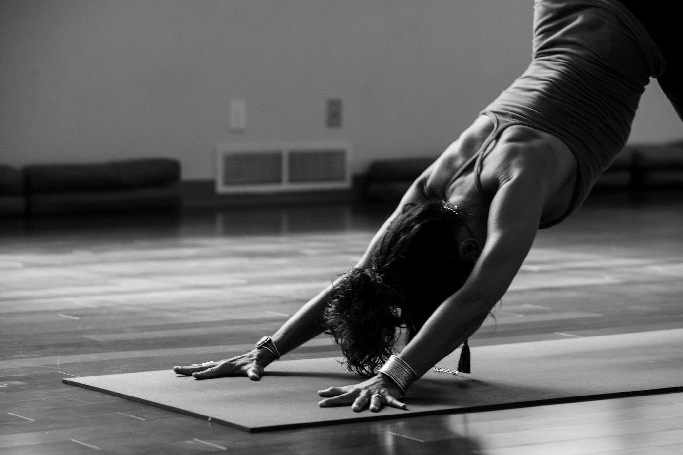 Postura de yoga en la sala de clases