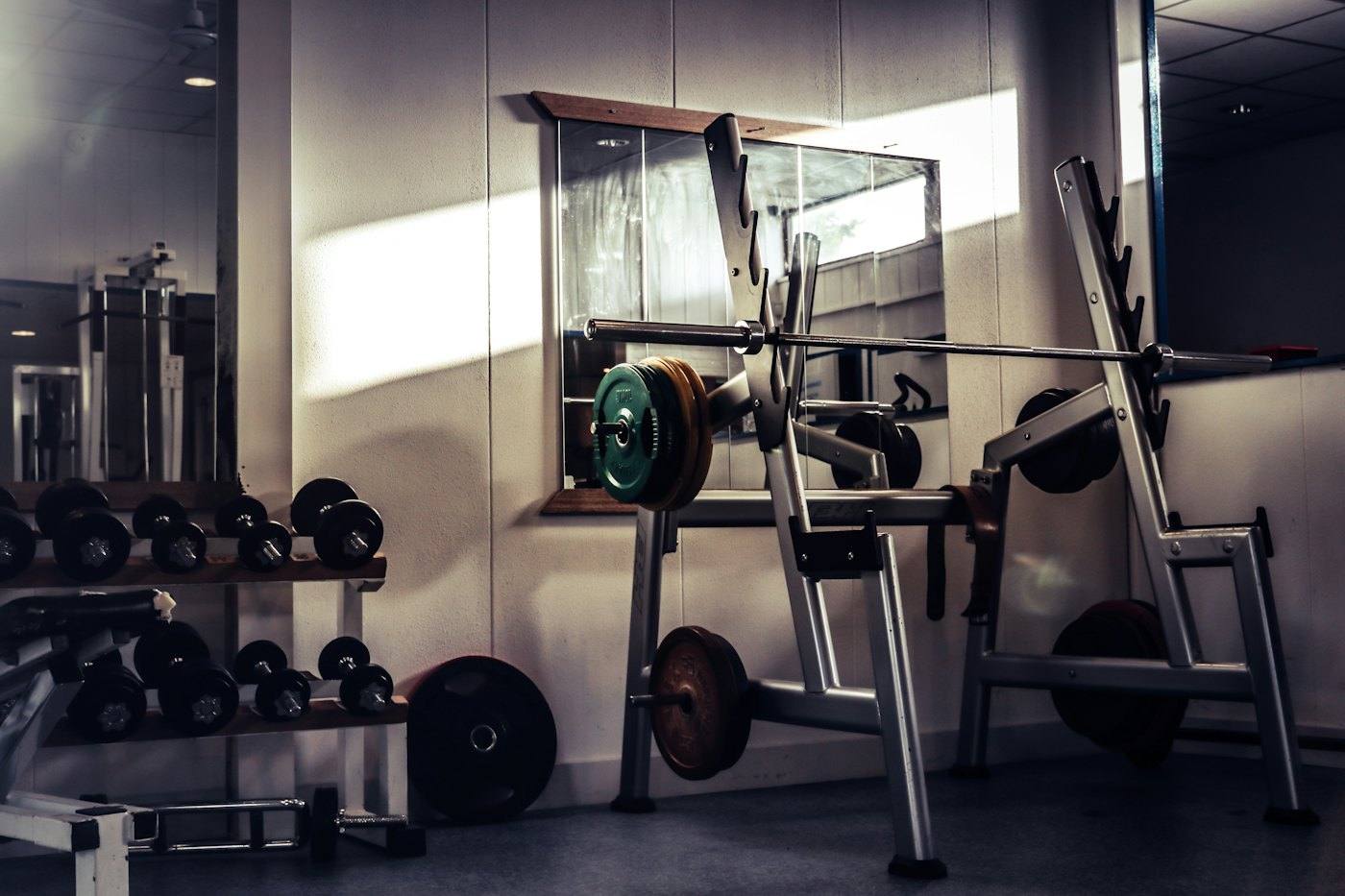 Rack de sentadillas y máquinas de musculación